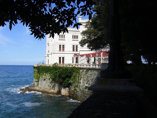 Free House Water photo and picture