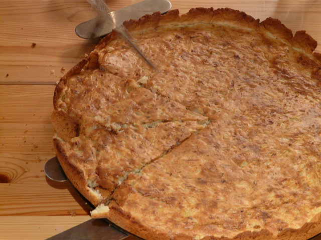 Приготовьте луковый пастуший пирог, если ищете сытное и ароматное блюдо для вечернего стола. Этот пирог сочетает в себе слои золотистой корочки и нежной начинки, что делает его неотразимым. Используйте свежие лук и мясо, чтобы создать богатый вкус, который понравится всей семье.