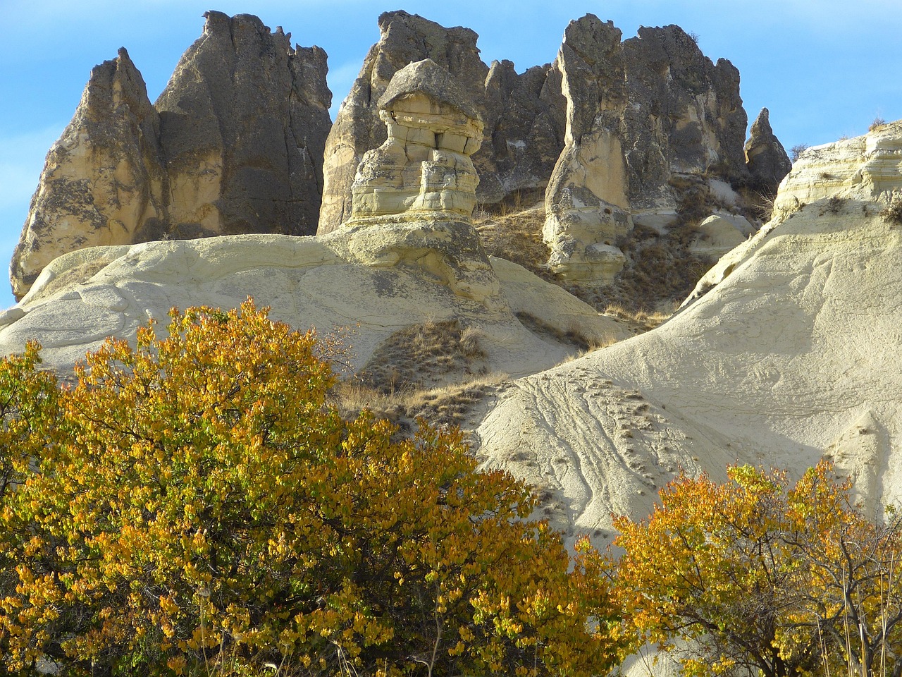 https://cdn.pixabay.com/photo/2012/11/06/22/40/cappadocia-64583_1280.jpg