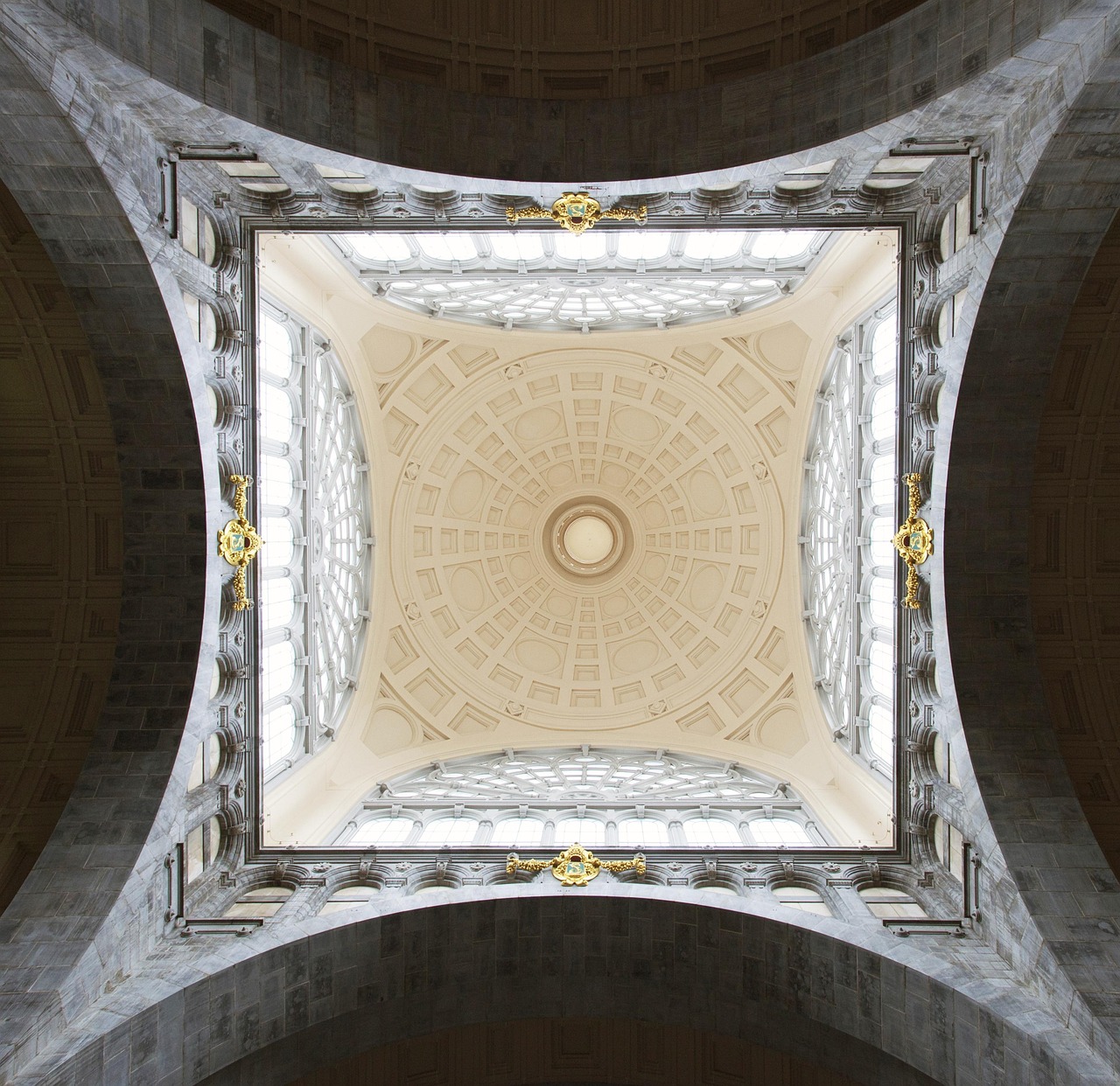 Ceiling - free online jigsaw puzzle photo