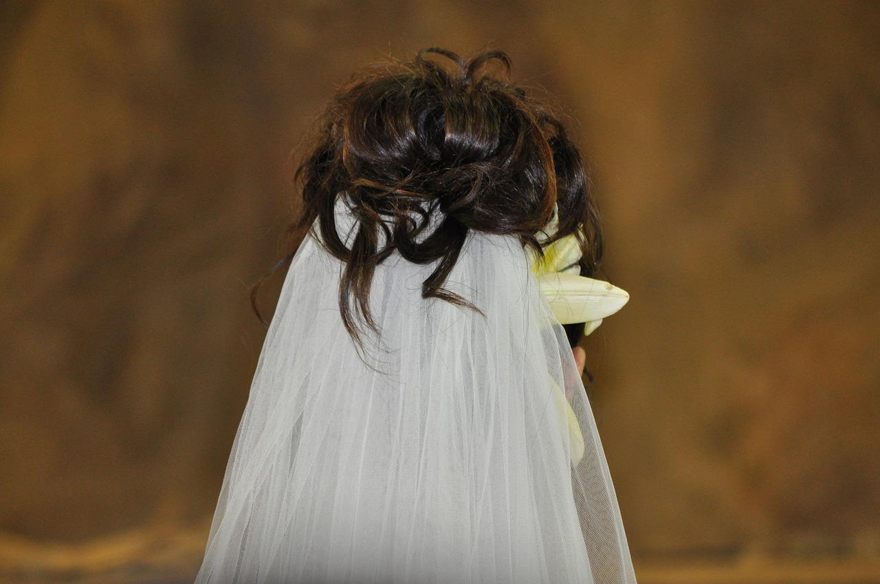 Detail of Maria's veil and hair from behind