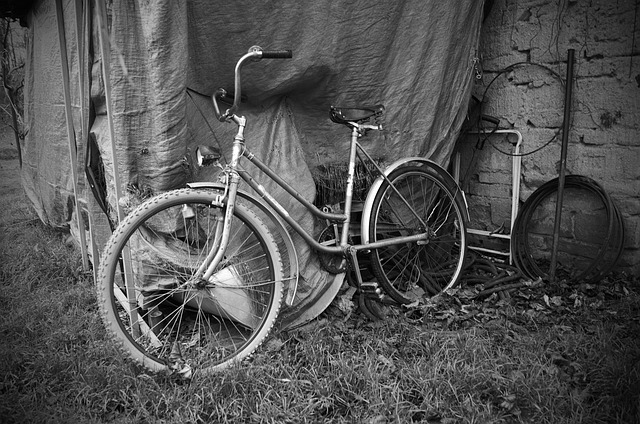 Photo Ancienne Noir Et Blanc D'un Vélo Du Début Du 20ème Siècle - Tirage Vintage