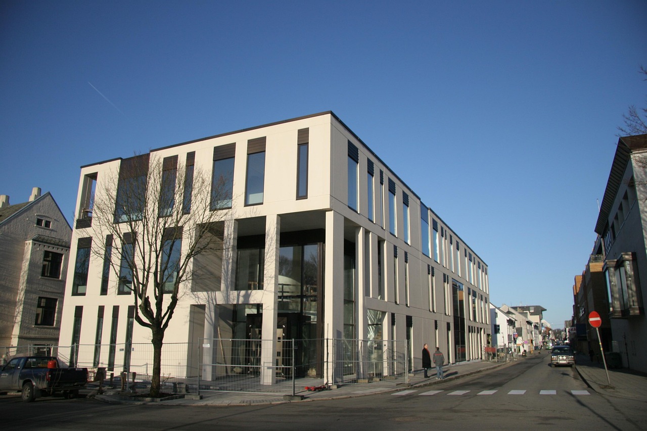 Fachada de un edificio judicial o gubernamental, simbolizando jurisdicción
