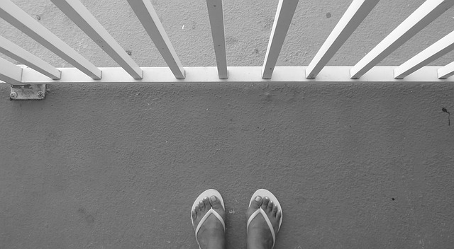 Free flip-flops feet balcony illustration
