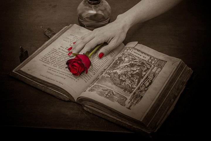 prayer-book-115252__480.jpg