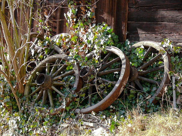 Stilleben, Alte Räder, Bauernhaus