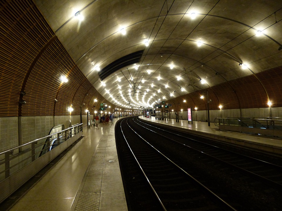 Gratis foto: Treinstation Donkere Gleise Leek Gratis afbeelding op Gratis foto: Treinstation Donkere Gleise Leek Gratis afbeelding op