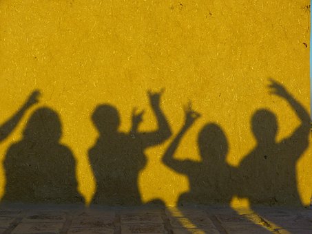 Sombra Shadow Play Hispano Humanos La Luz