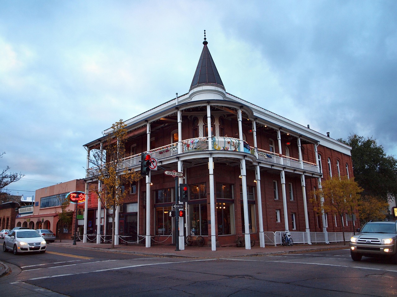 Ee Uu, Arizona, Edificio