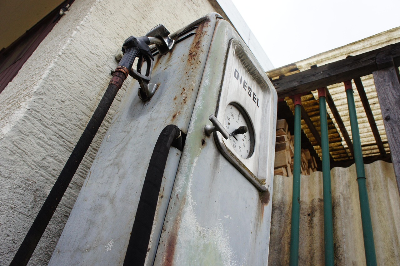 Old Gas Pump - free online jigsaw puzzle photo