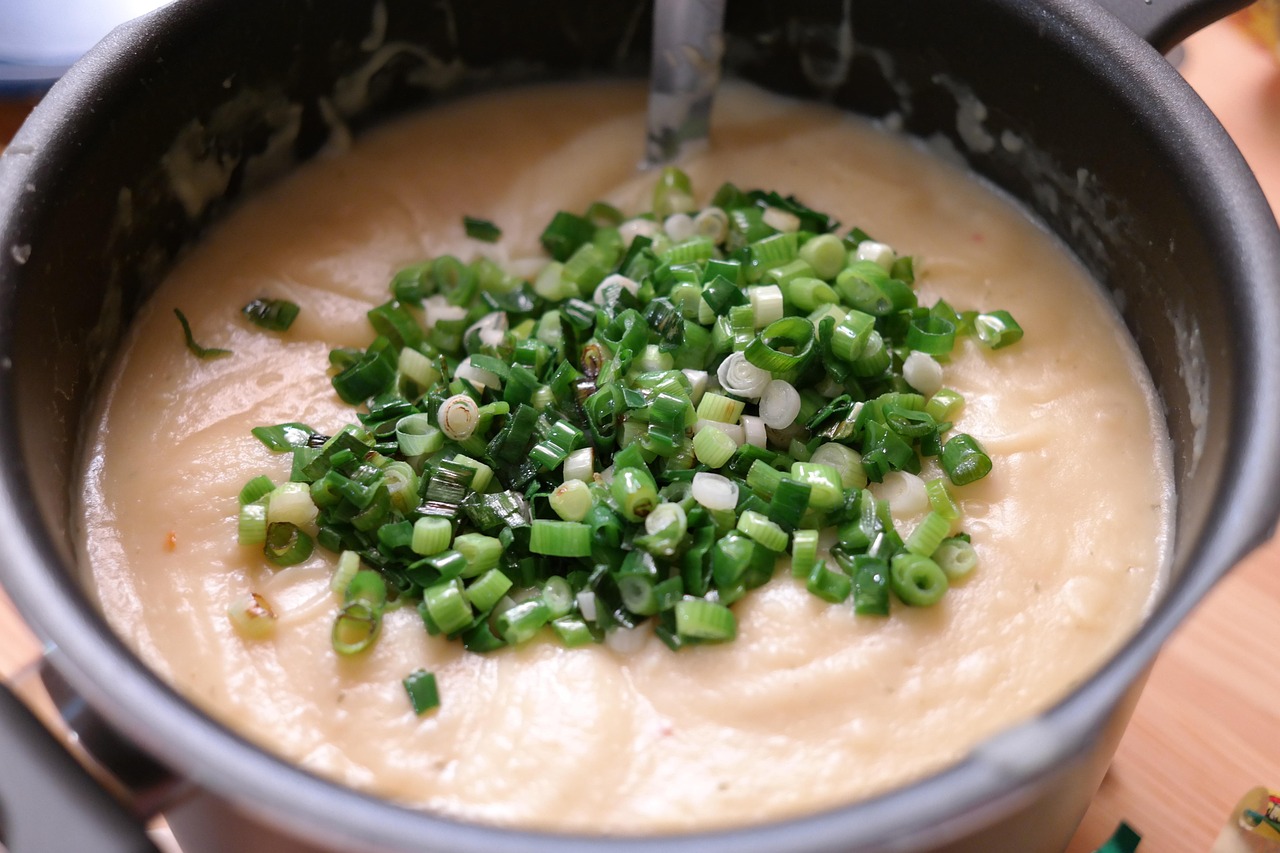 Receta de crema de cebolla, pan crujiente y perejil