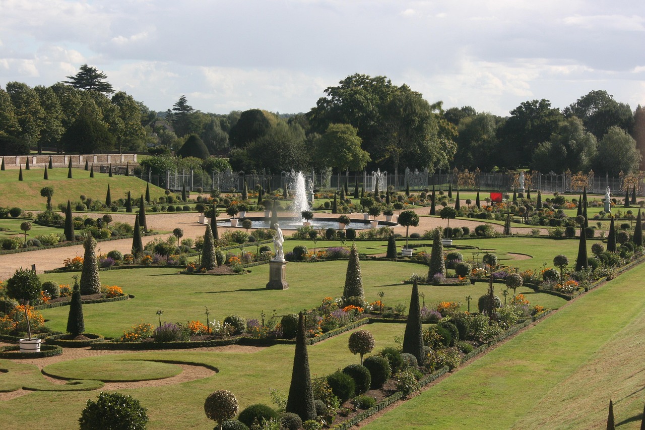 Hampton Court - free online jigsaw puzzle photo