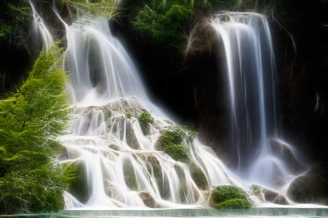 Free water waterfall flow illustration