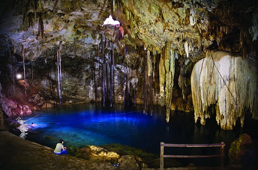 Cenote Dzitnup, Valladolid, Yucatán, México Cenote Dzitnup, Valladolid, Yucatán, México