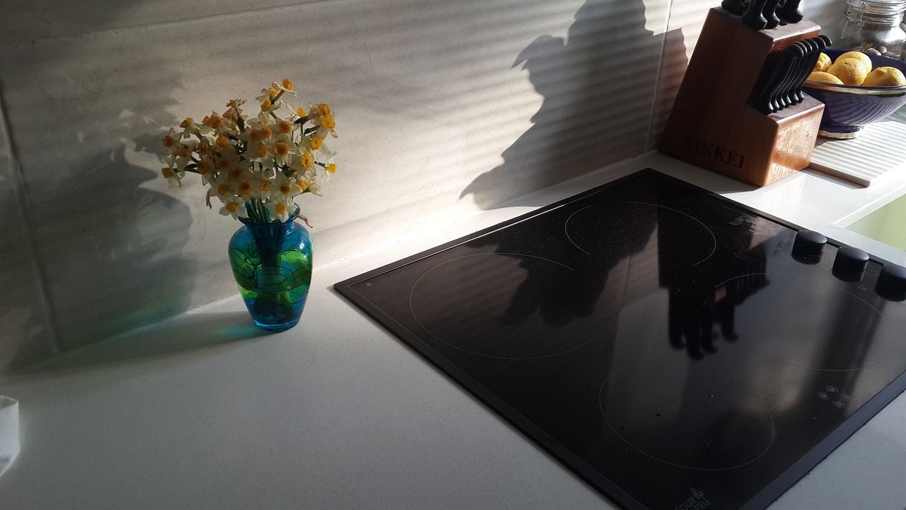 Bucătărie cu plită inducție cu zonă flex – merită diferența de preț atunci când gătești în vase mari și alungite