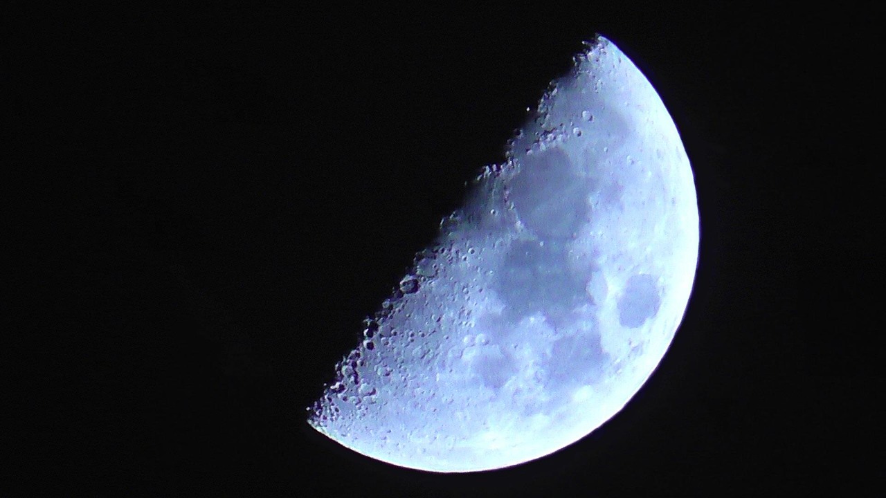 この gif は、月が月の昼と月の夜をどのように経験するかを示しています。 トムルエン、クリエイティブ コモンズ CC BY-NC-ND 2.0 ライセンスに基づいて使用