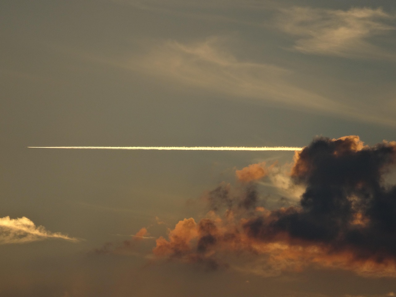 Download free HD stock image of Trail Plane Free Trail Plane photo and picture