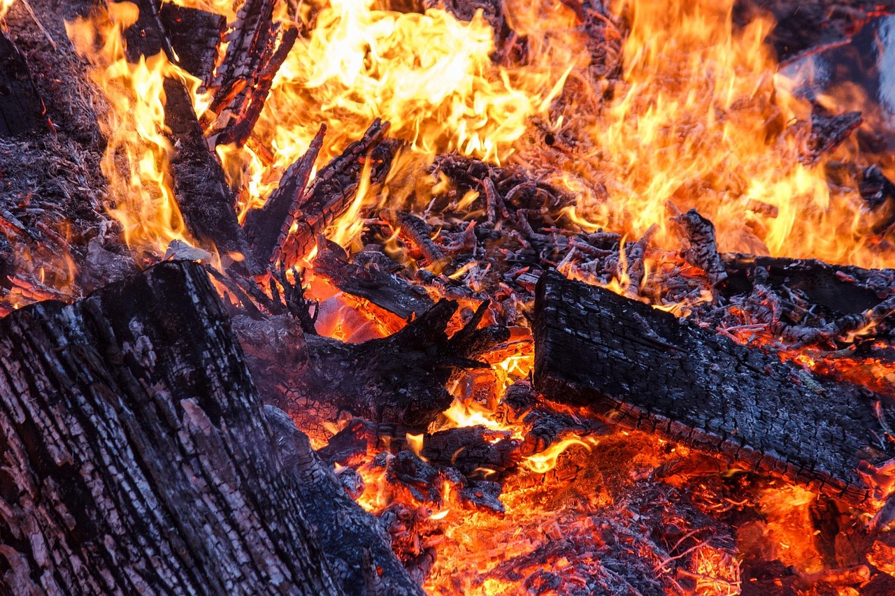 火 キャンプファイヤー 残り火 - Pixabayの無料写真 - Pixabay