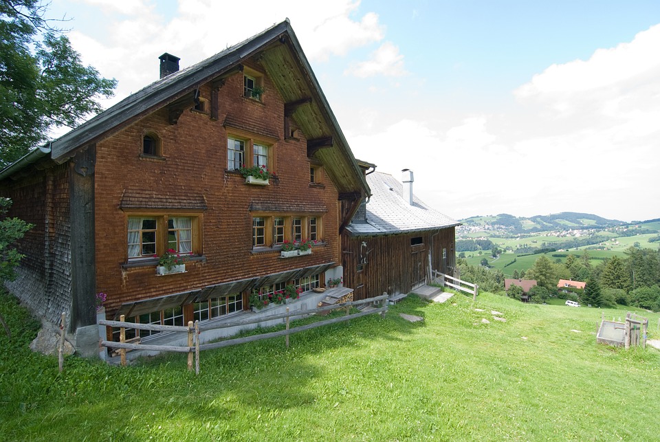 アルプス山脈 小屋 山 家 空 建物 木造 スイス 日当たりの良い 古い 草 芝生