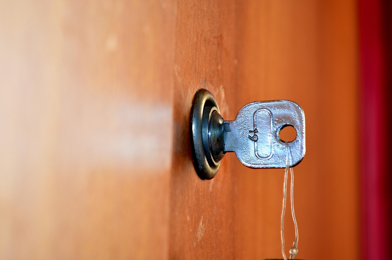 door-390361_1280.jpg