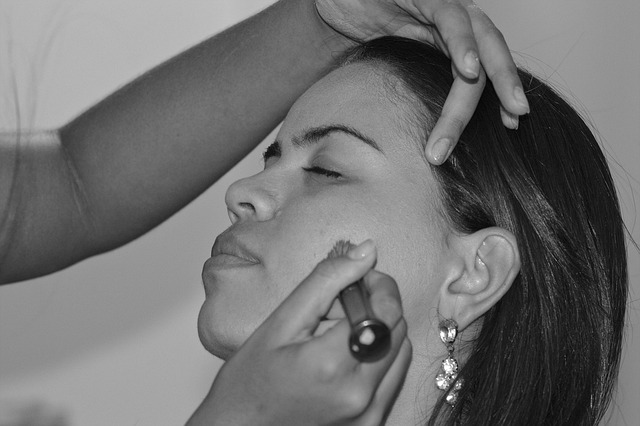 Woman Making Up Makeup Compact - Free photo on Pixabay - Pixabay