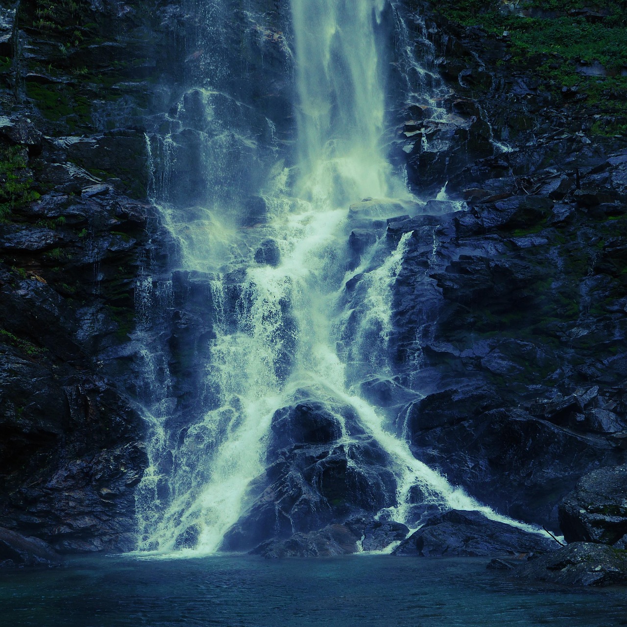 Waterfall - free online jigsaw puzzle photo