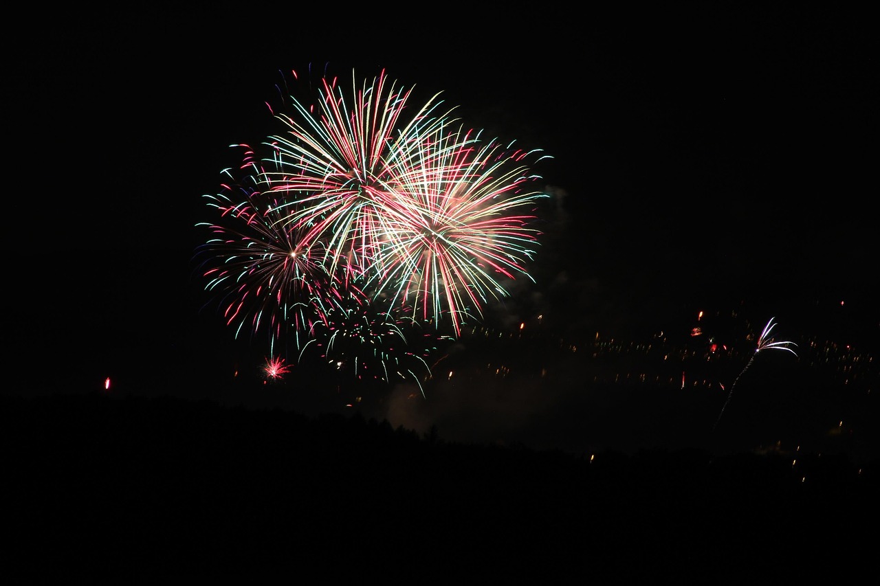 小火箭烟花爆竹 fireworks-409077_1280.jpg