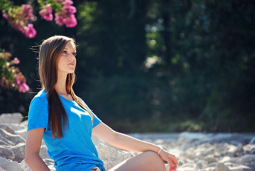 Teen posiert outdoor und raucht Teen posiert outdoor und raucht