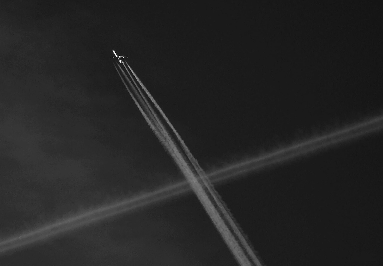 Contrails - free online jigsaw puzzle photo