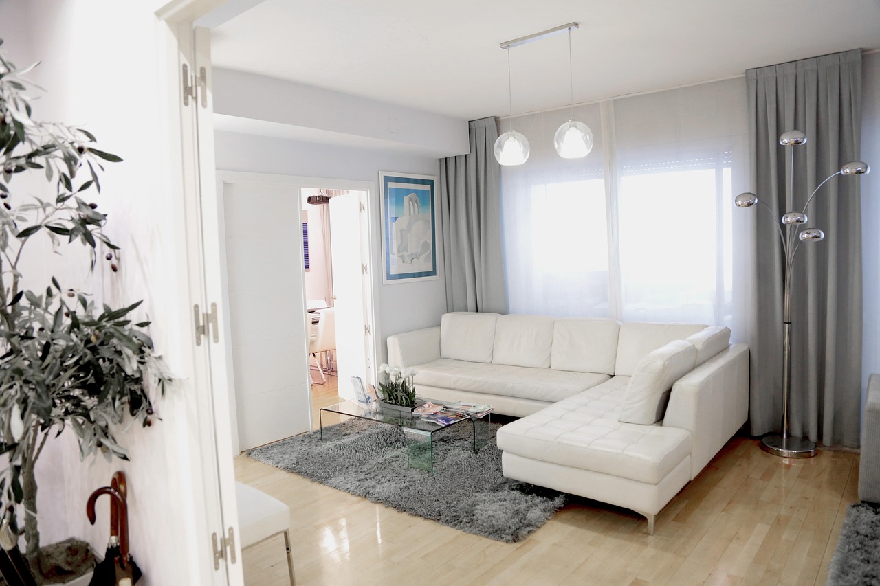 Sala de espera de clínica con ambiente cómodo y luminoso