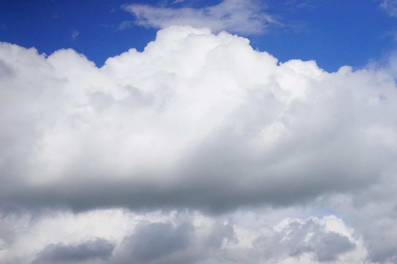 蓝色的天空白色的云 clouds-474252_1280.jpg