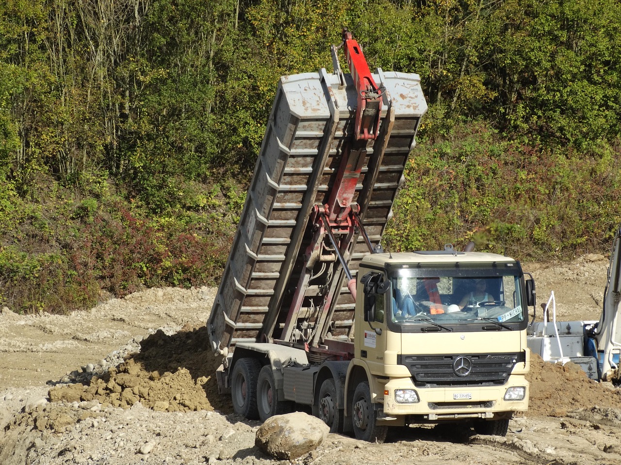 Dump Truck - free online jigsaw puzzle photo