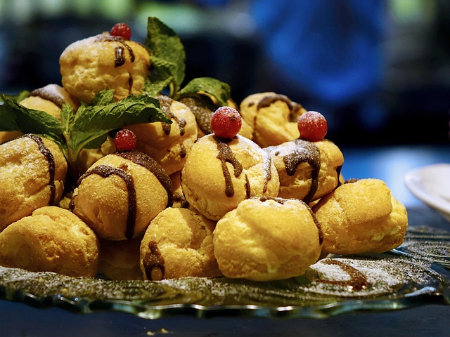 Используйте свежие нектарины для приготовления вкусных слойок. Их сладкий и сочный вкус идеально сочетается с хрустящей корочкой теста.