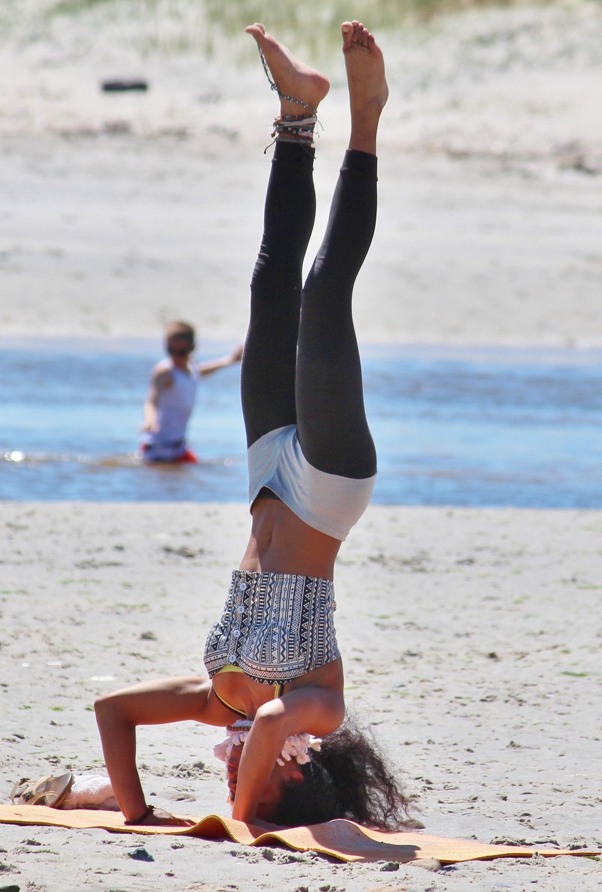 https://cdn.pixabay.com/photo/2014/10/17/16/05/yoga-492526_1280.jpg