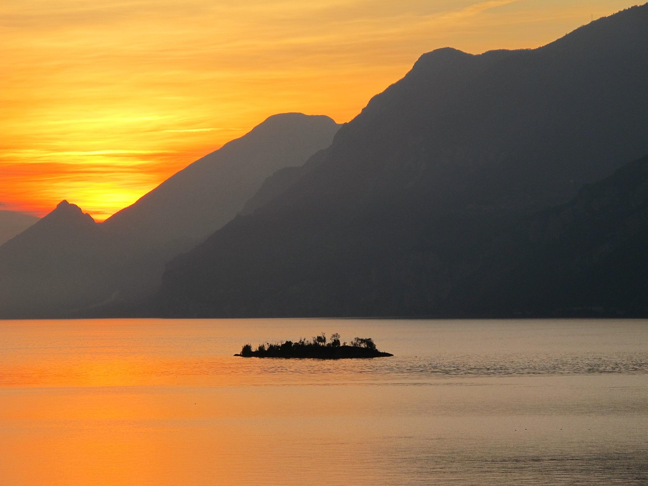 lake-garda-sunset-the-needle-free-photo-on-pixabay-pixabay