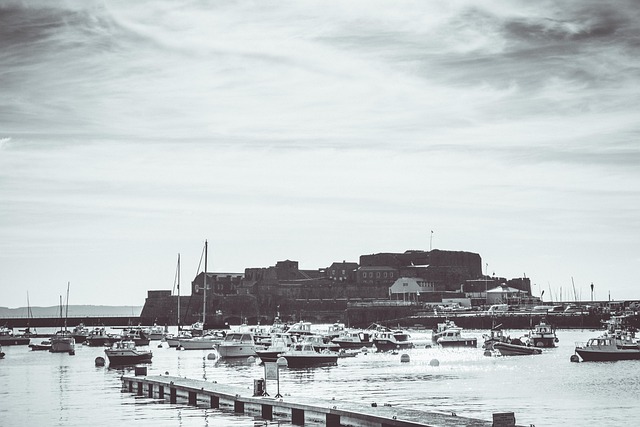 Castel, Guernsey, Istorie, Alb-Negru