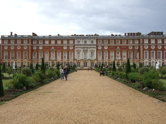 Free Hampton Court Palace Palace photo and picture