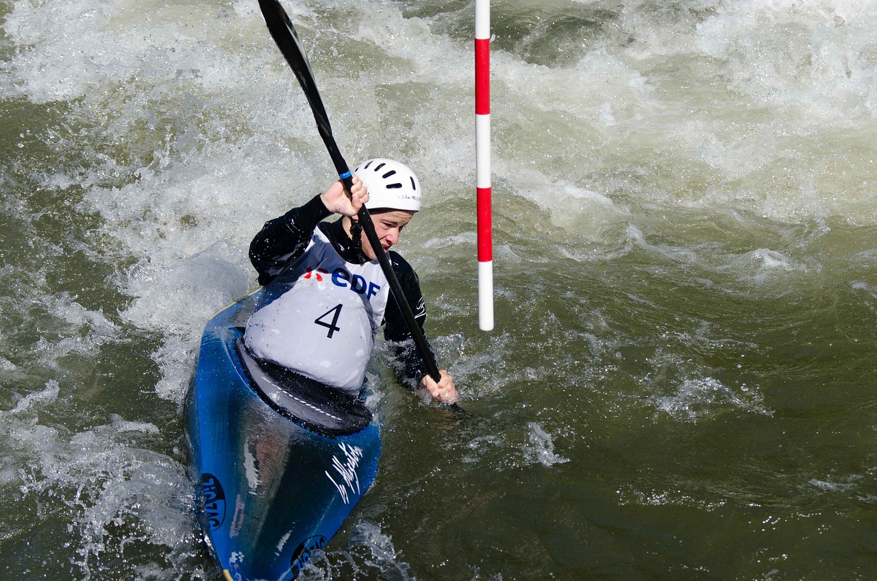 Спорт водный фото. Вид спорта на лодках. Байдарка спортивная слалом. Вид спорта на каяке. Инвентарь для водных видов спорта.