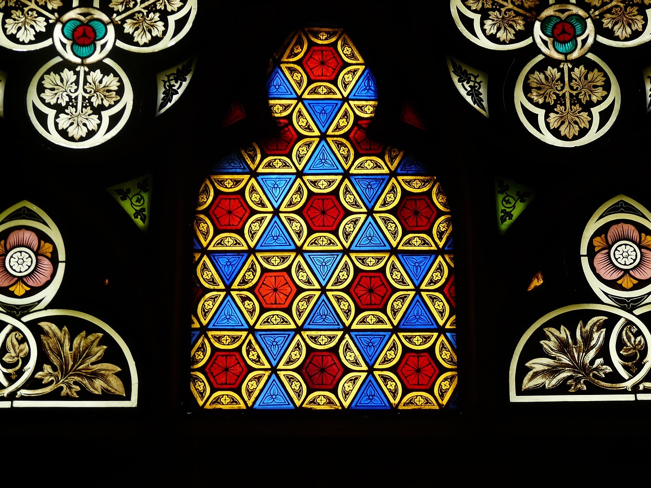 Church Window - free online jigsaw puzzle photo