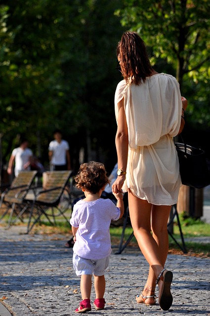 Sosteniendo Las Manos, Mamá E Hija, Niña