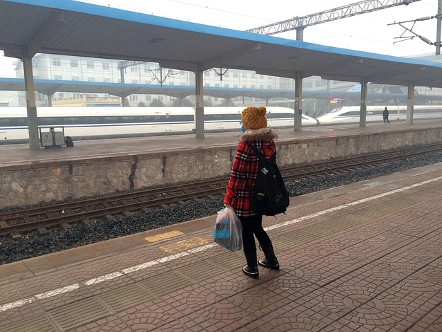 Fată, Gară, Tren, Automobil