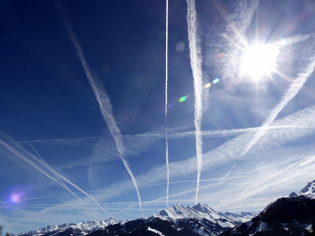 Contrails - free online jigsaw puzzle photo