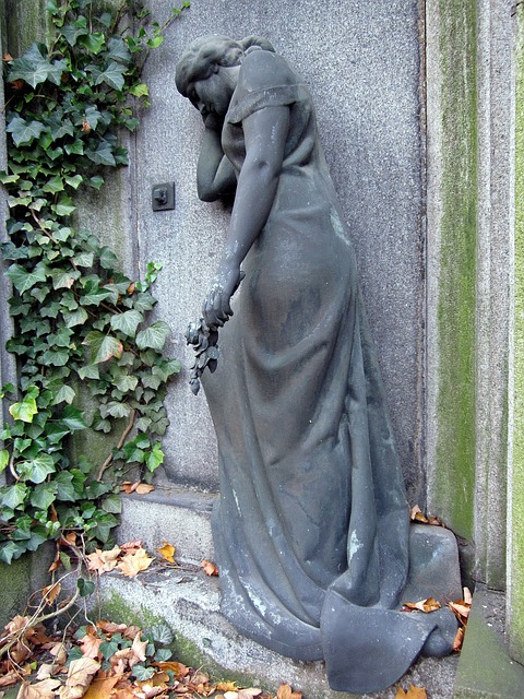 Free Tomb Woman photo and picture