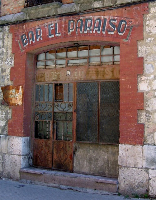 Bar, Verlassen, Verfallen