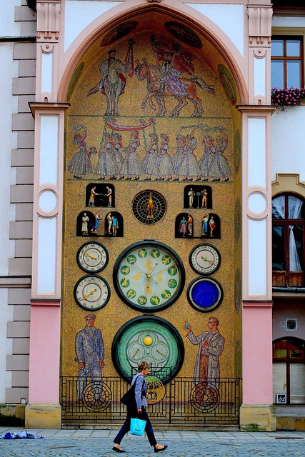 Frau, Die Am Großen Uhrturm Vorbeigeht