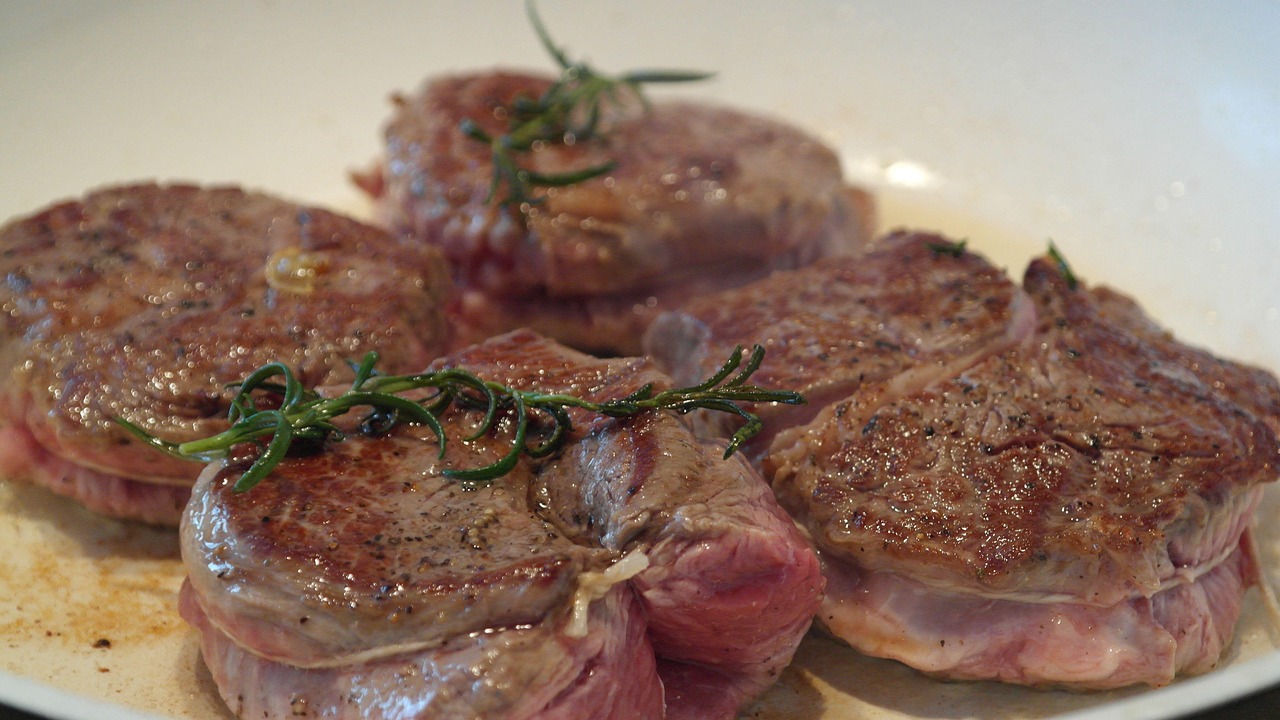 Bucăți de steak gătite, exemplu de friptură de vită