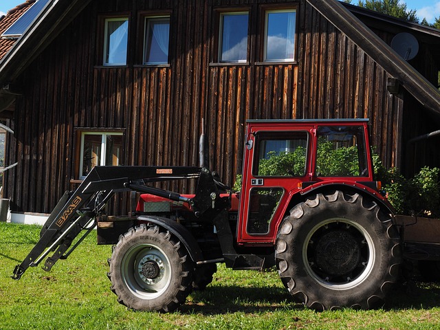 Free Tractor Bulldog photo and picture