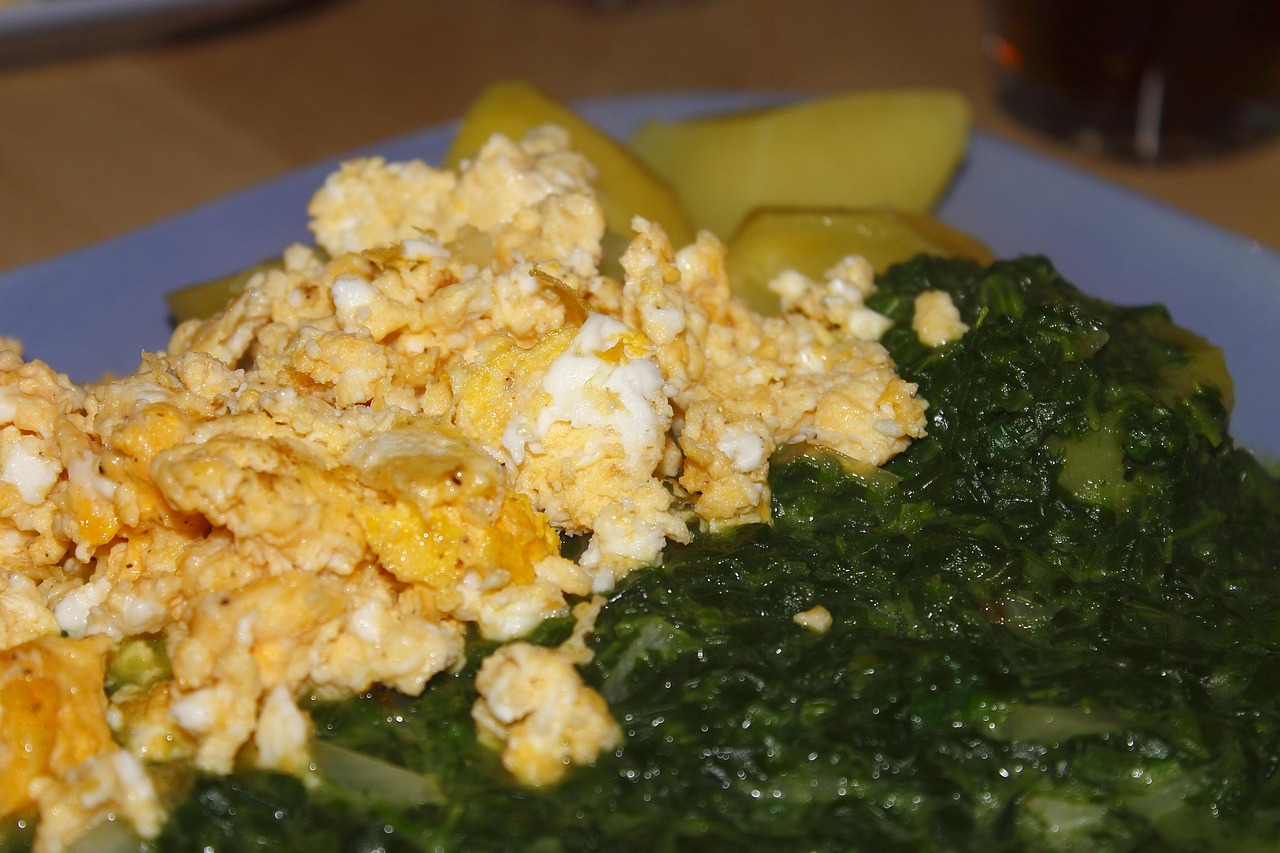 healthy breakfast pizza — Spinach Scrambled Eggs Potatoes. Photo: Pixabay