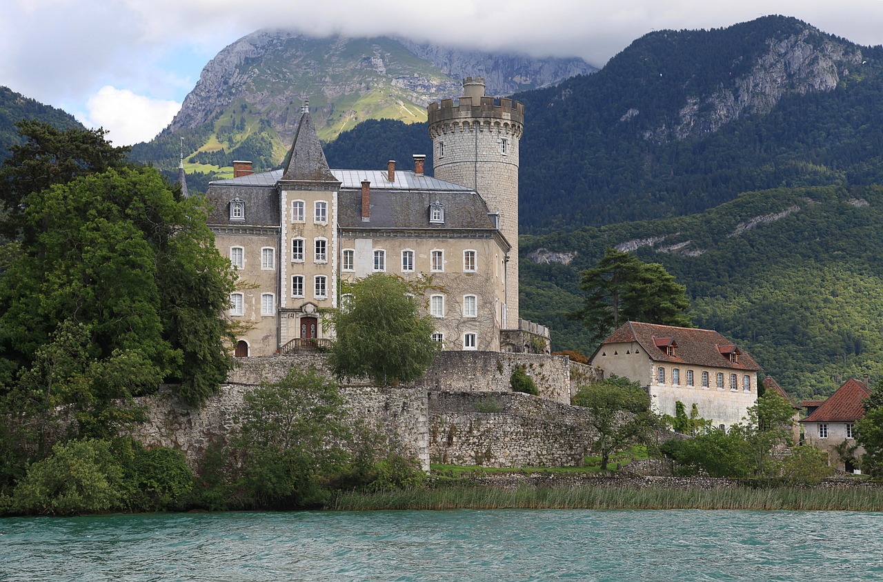 Maisons et immeubles au bord du lac à Annecy