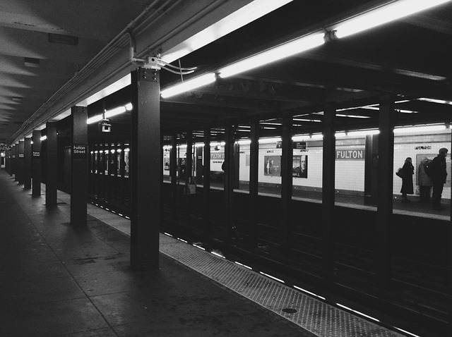 Pod Zemou, Metro, Stanica, Doprava